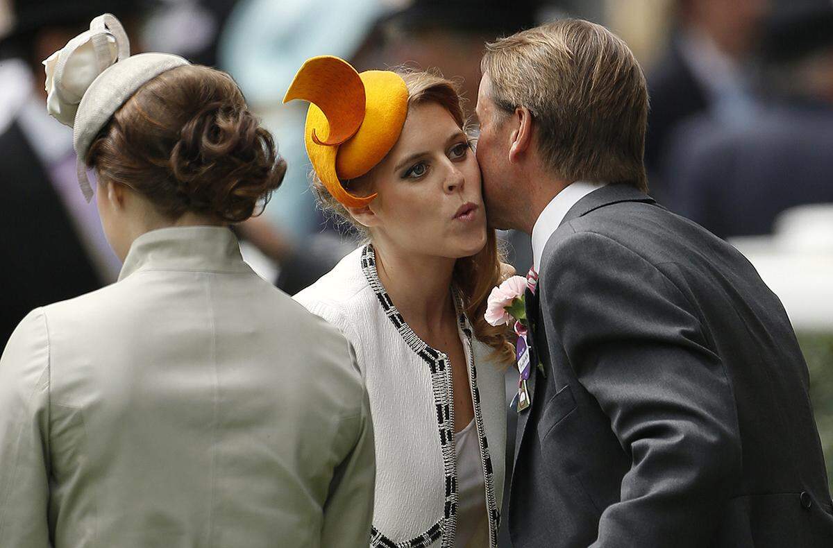 Kusschen, Kusschen. Die britische Prinzessin Beatrice gru&szlig;t sich hier mit spitzen Lippen durch das Royal Ascot.  19. Juni 2014