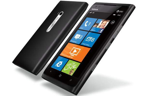 Nokia hat sein nächstes Windows Phone bereits im Jänner für den US-Markt vorgestellt. Am MWC folgt nun eine europäische Version. Es bietet mit 4,3 Zoll einen deutlich größeren Touchscreen als das Ende Oktober vorgestellte Lumia 800. Im Inneren arbeitet ein 1,4-Gigahertz-Prozessor, die 8-Megapixel-Kamera hat das Lumia 900 von seinem Vorgänger geerbt. Im Gegensatz zu den Erwartungen beherrscht das neue Flaggschiff noch nicht die neue Funktechnik LTE.