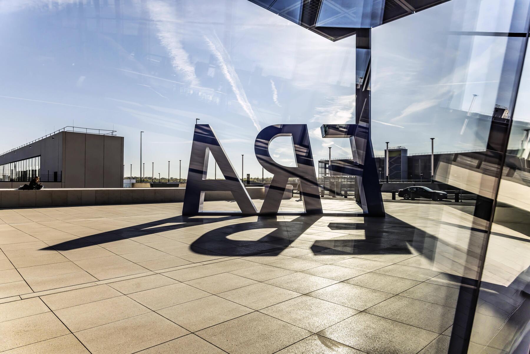 Delayed Flight Passengers Treated for Heat Exposure at Frankfurt Airport