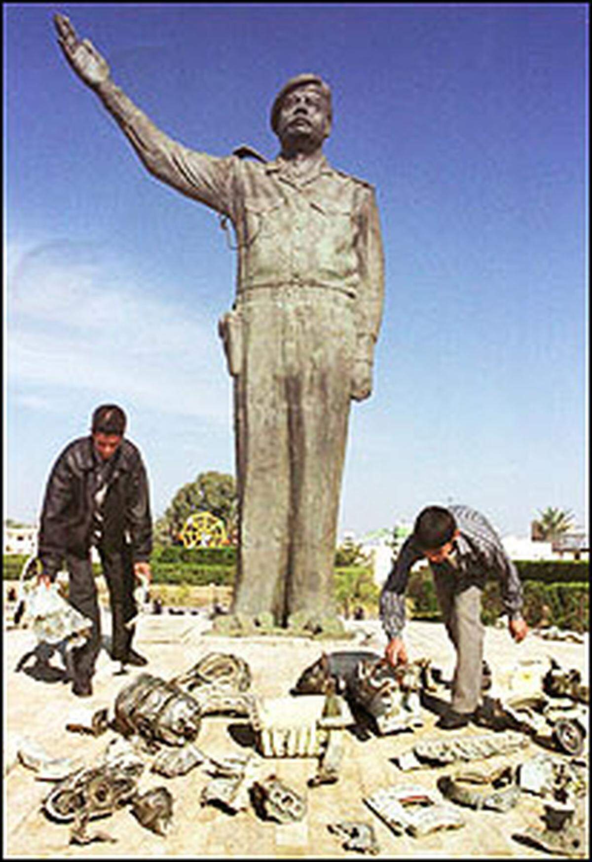 Nach den Anschlägen vom 11. September 2001 in den USA stellte US-Präsident George W. Bush den 66-jährigen Saddam in den Mittelpunkt des von ihm ausgerufenen Krieges gegen den Terrorismus. Ihm wurde vorgeworfen, über verbotene Massenvernichtungswaffen zu verfügen und den internationalen Terrorismus zu unterstützen, was Saddam stets bestritt. Die Besatzungstruppen konnten aber keine Beweise für die US-Vorwürfe finden.