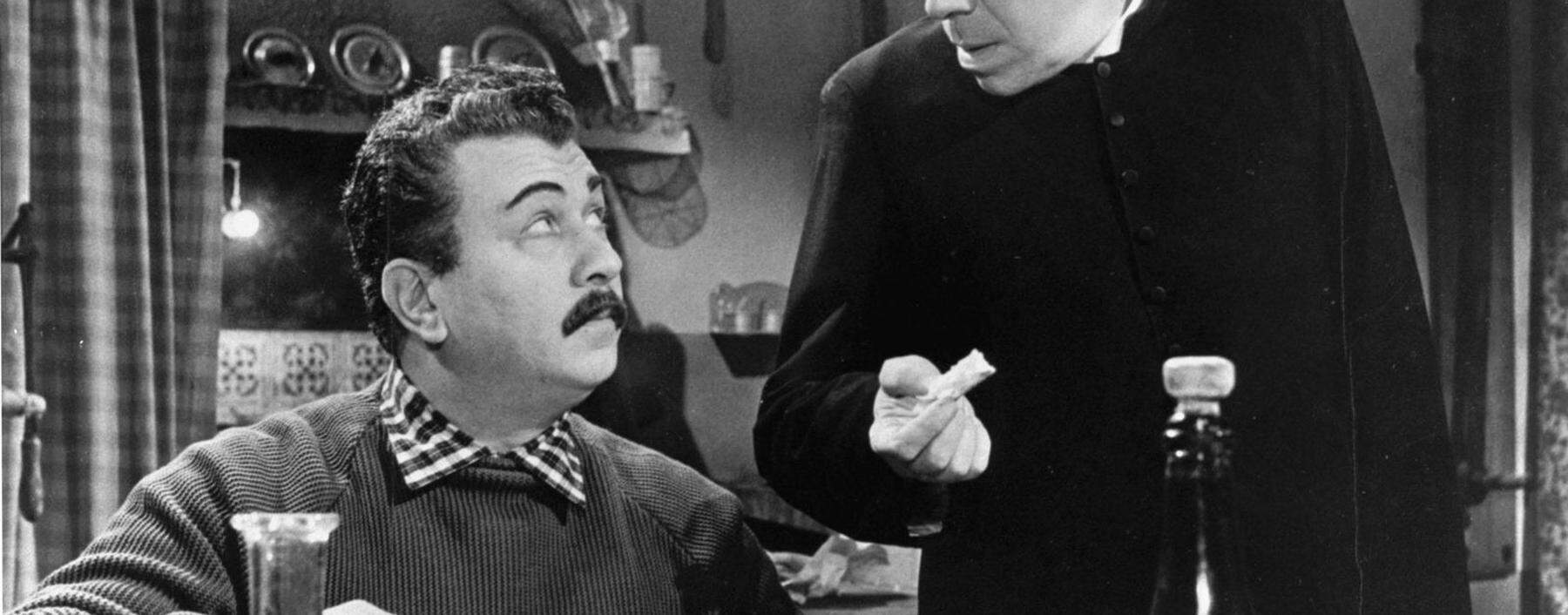 Les comediens Gino Cervi et Fernandel dans une scene du film Le petit monde de Don Camillo de Julien