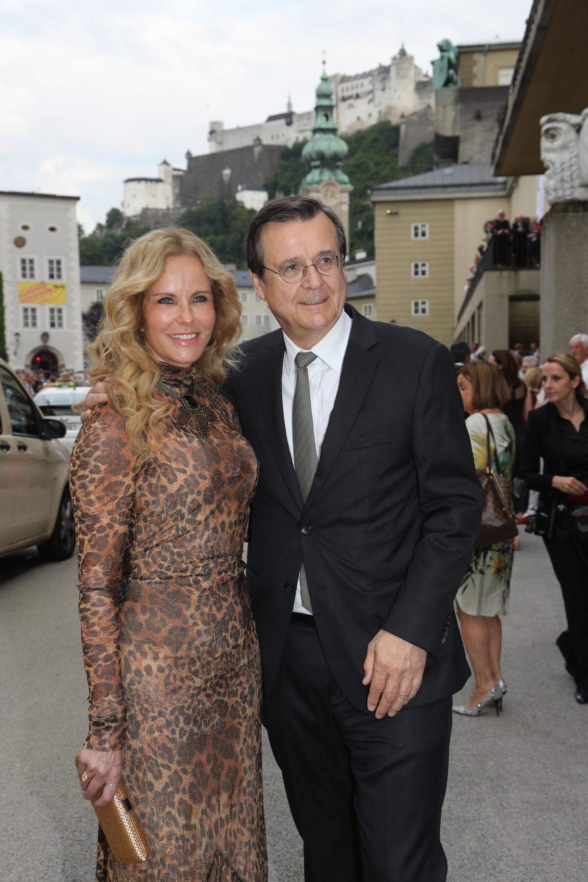 Auch dieses Paar kommt jedes Jahr: Medienmanager Hans Mahr und seine Frau, die Fernsehmoderatorin Katja Burkhard.