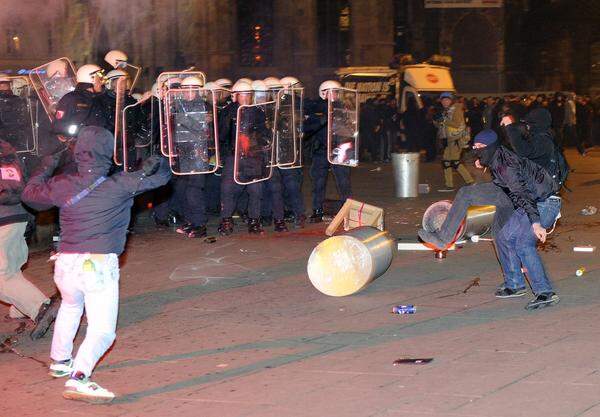 In den vergangenen Jahren haben vor allem die Aktionen gegen den von der FPÖ Wien organisierten Ball (seit 2013 Akademikerball, zuvor WKR-Ball) gesorgt. Seit 2008 gab es jährlich Proteste gegen die Teilnahme rechtsextremer Gäste. Nach Verboten wurden die Proteste 2012 wieder zugelassen, mit steigenden Teilnehmerzahlen und steigender Eskalation: 2014 nahmen laut Polizei 6000 friedliche Gegner und 100 Personen, die dem „Schwarzen Block“ zugerechnet wurden, teil: Es kam zu massiven Ausschreitungen, Randalen, Verhaftungen und Vorwürfen wegen Polizeigewalt. Seither sind die Proteste (mit bis zu 8000 Teilnehmern) ruhiger verlaufen, das Bündnis NOWKR hat sich aufgelöst, die Polizeipräsenz ist bei diesen Demonstrationen stets massiv.  