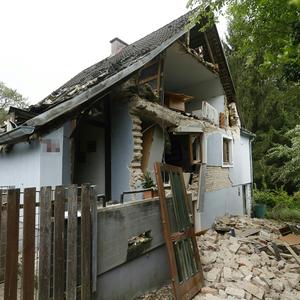 Der Unglücksort in Hart bei Graz. Das Haus wurde stark beschädigt.