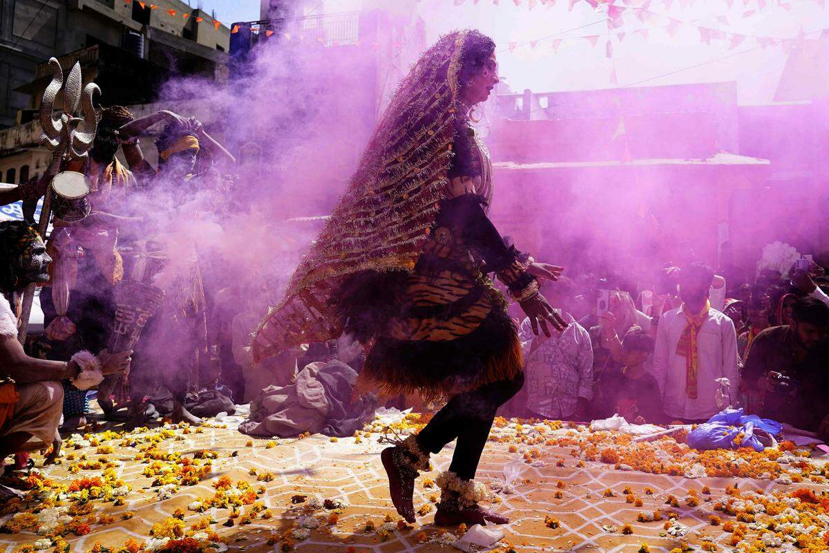 8. März. Eine Hinduistin feiert in der Kleinstadt Pushkar, im Nordosten Indiens, das Fest „Maha Shivaratri“.