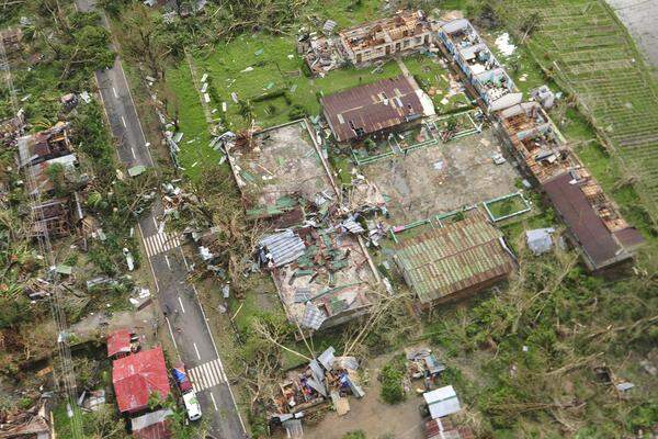 "Haiyan" gilt als einer der stärksten Taifune, die je an Land gewütet haben. "Die Probleme sind immens, das Gebiet ist riesig, aber wir tun alles Menschenmögliche", versicherte Innenminister Mar Roxas. Im Bild eine Siedlung in der Provinz Iloilo.