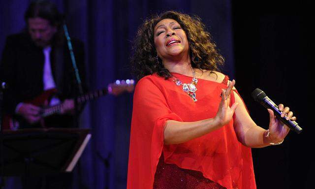 ITAR-TASS: MOSCOW, RUSSIA. FEBRUARY 1, 2011. American singer Mary Wilson performs at the Moscow International Performan