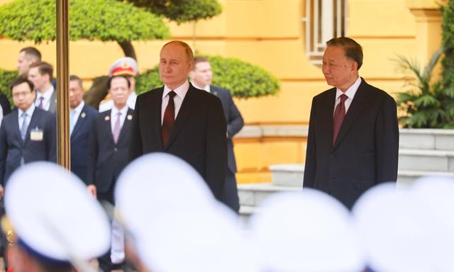 Beste Freunde: Putin und Vietnams Präsident Lâm vor dem Präsidentenpalast in Hanoi.