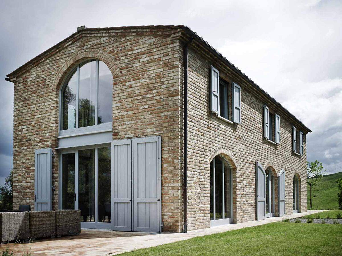 Die Villa im toskanischen Orciatal sieht nur auf den ersten Blick wie eine traditionelle Scheune aus. Im Inneren offenbart sich moderner Industrial Stil.    