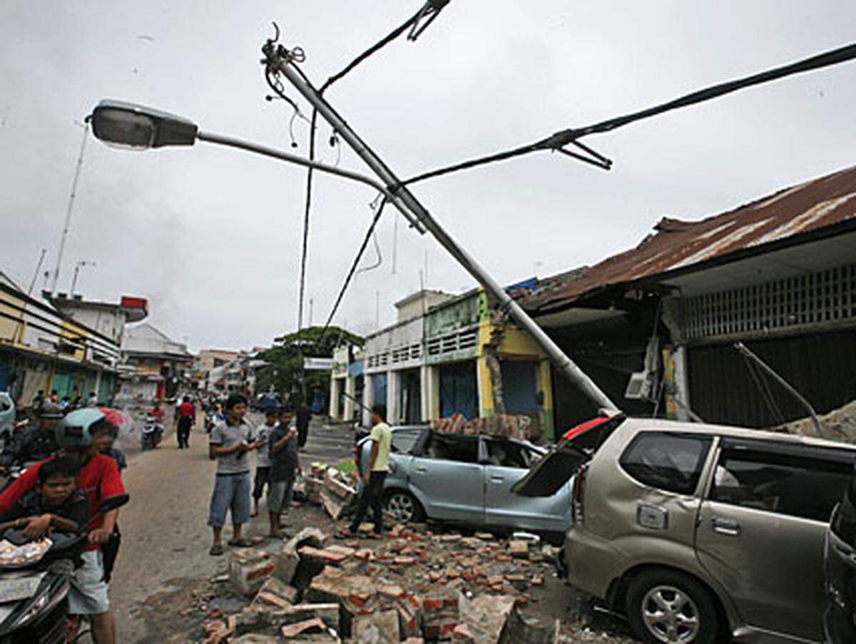 Viele Straßen waren durch Trümmer versperrt.