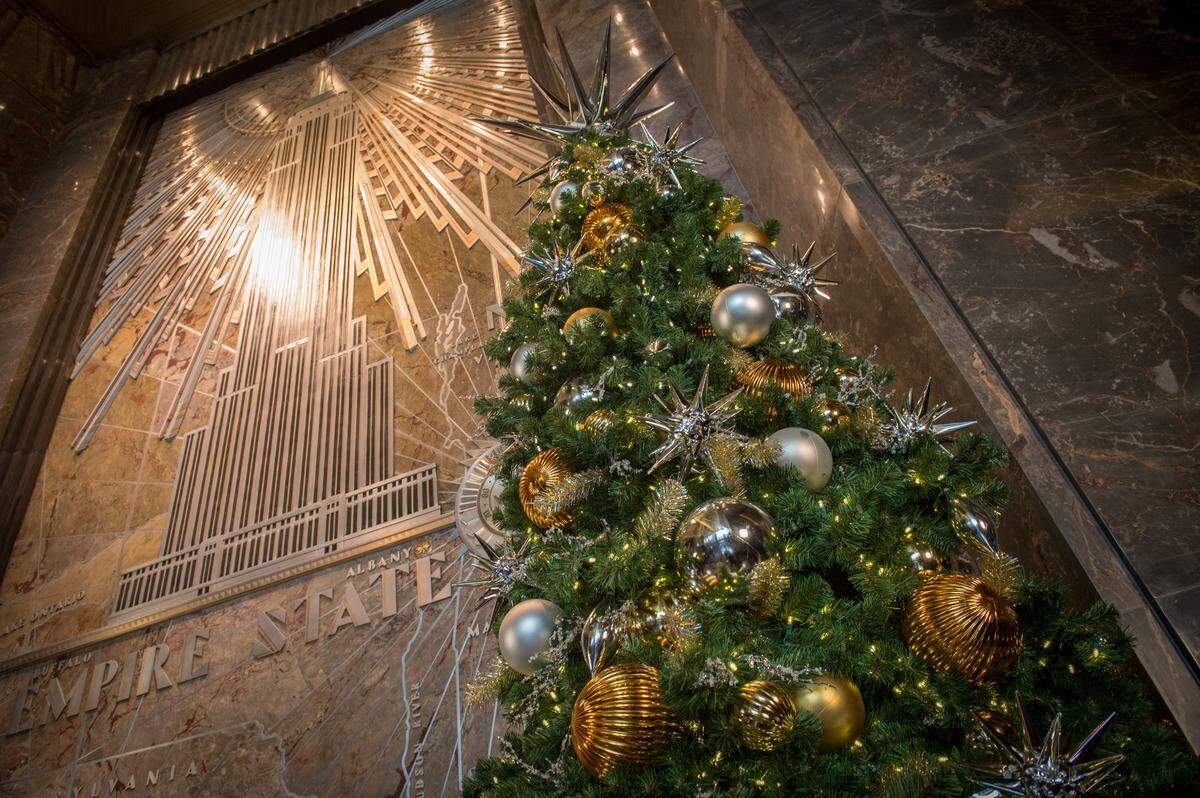 . . . und dem Weihnachtsbaum in der denkmalgeschützten Art-Déco-Lobby bereichert.    