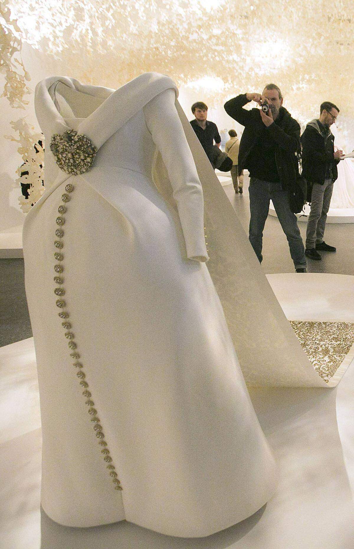 Und welche schwangere Braut trüge bei ihrer Hochzeit nicht stolz das opulente Kleid mit der goldbestickten Schleppe?