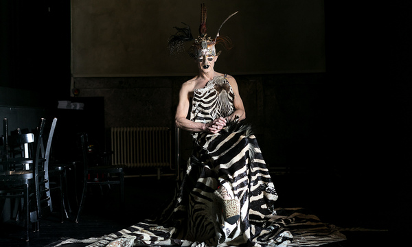 Schrilles Outfit für einen leisen, sensiblen Künstler: Steven Cohens Performance ist seinem verstorbenen Lebensgefährten Elu gewidmet.