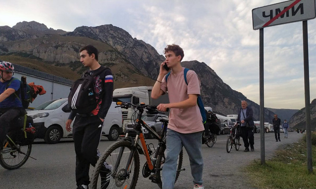 Flucht nach Georgien. Im September 2022 entkamen Tausende junge Russen der Mobilmachung über den gebirgigen Grenzübergang Werchnij Lars. 