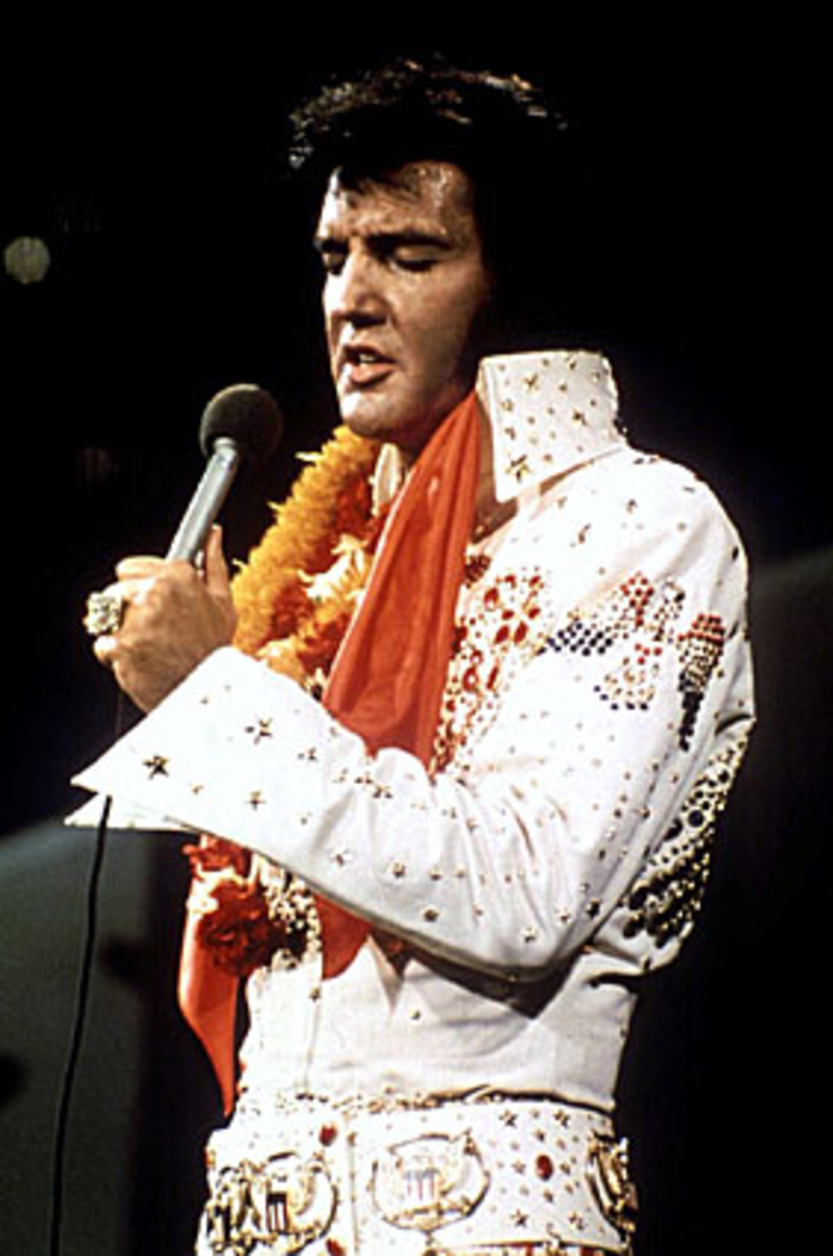 Elvis war nicht nur ein angebeteter, er war auch ein verzweifelter und ein einsamer Mann. Aufgedunsen und zugedröhnt konnten die Freunde ihn am Schluss kaum mehr auf die Bühne bringen. Am 16. August 1977 wurde er tot auf dem Bauch liegend im Badezimmer seiner Villa "Graceland" in Memphis gefunden, nur 42 Jahre alt. "Tod durch Herzversagen", stellte der Amtsarzt fest.