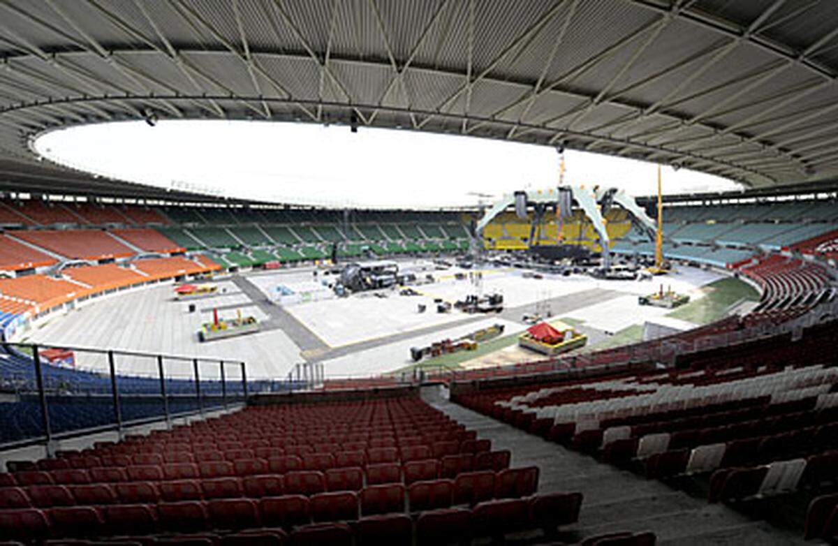 Im Zentrum der Show: Eine gigantische offene Rundbühne. An die 50 Meter hoch ragte die zentrale Säule der riesigen Plattform, die sich an der Südseite des Wiener Ernst-Happel-Stadions befindet. So sollte ein Rundum-Konzerterlebnis, "360 Grad" U2, geschaffen werden.