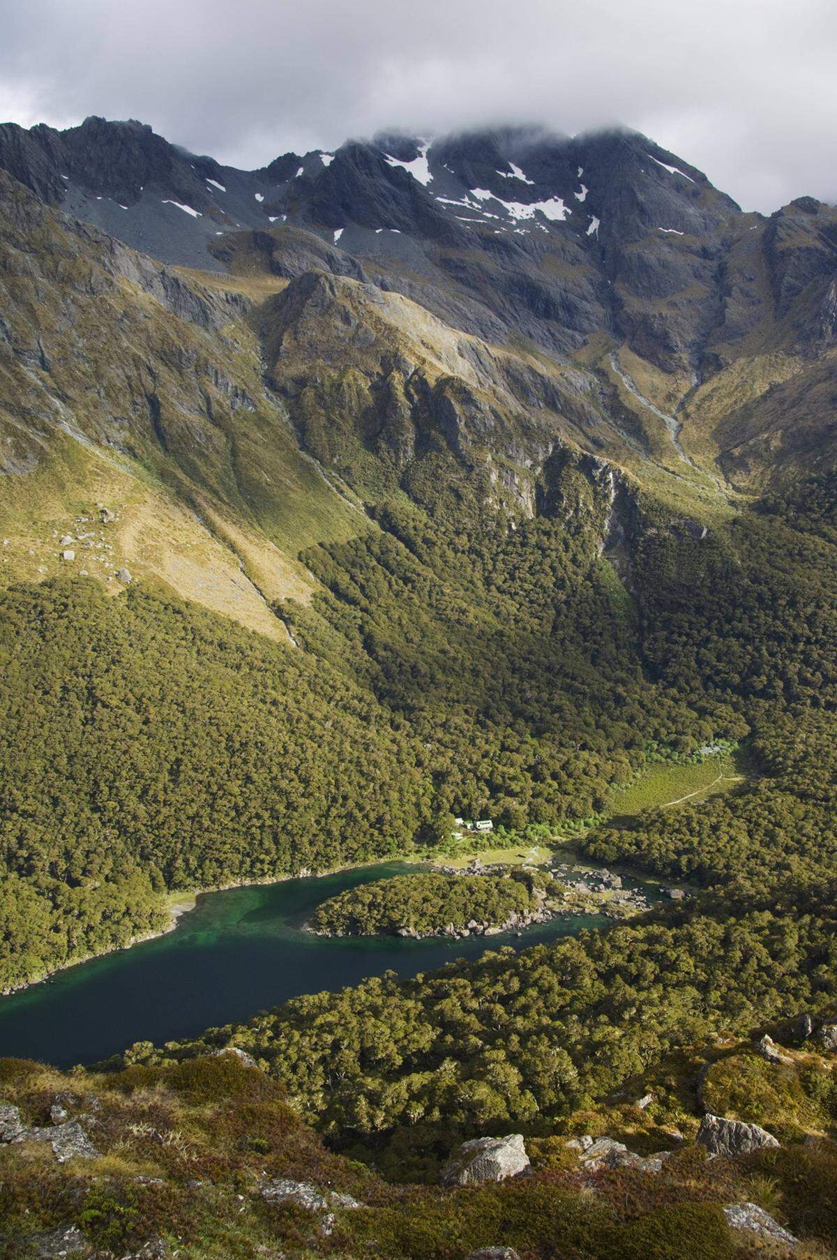 Schon vor J.R.R. Tolkiens Bücherepos zog das Land Outdoorliebhaber an. Die Topografie Neuseelands ist so vielfältig wie sonst nirgendwo. 2018 eröffnet der Great Walk Nr. 10, der "Pike29 Memorial Track". 45 Kilometer erinnern an die 29 Opfer des Minenunglücks 2010 und führen von Blackball nach Punakaiki.