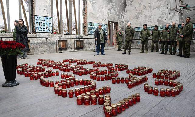 Zum Gedenken an die Terroropfer in der Hauptstadt in der Schule Nummer eins in Beslan, vor fast 20 Jahren selbst Schauplatz eines Anschlags