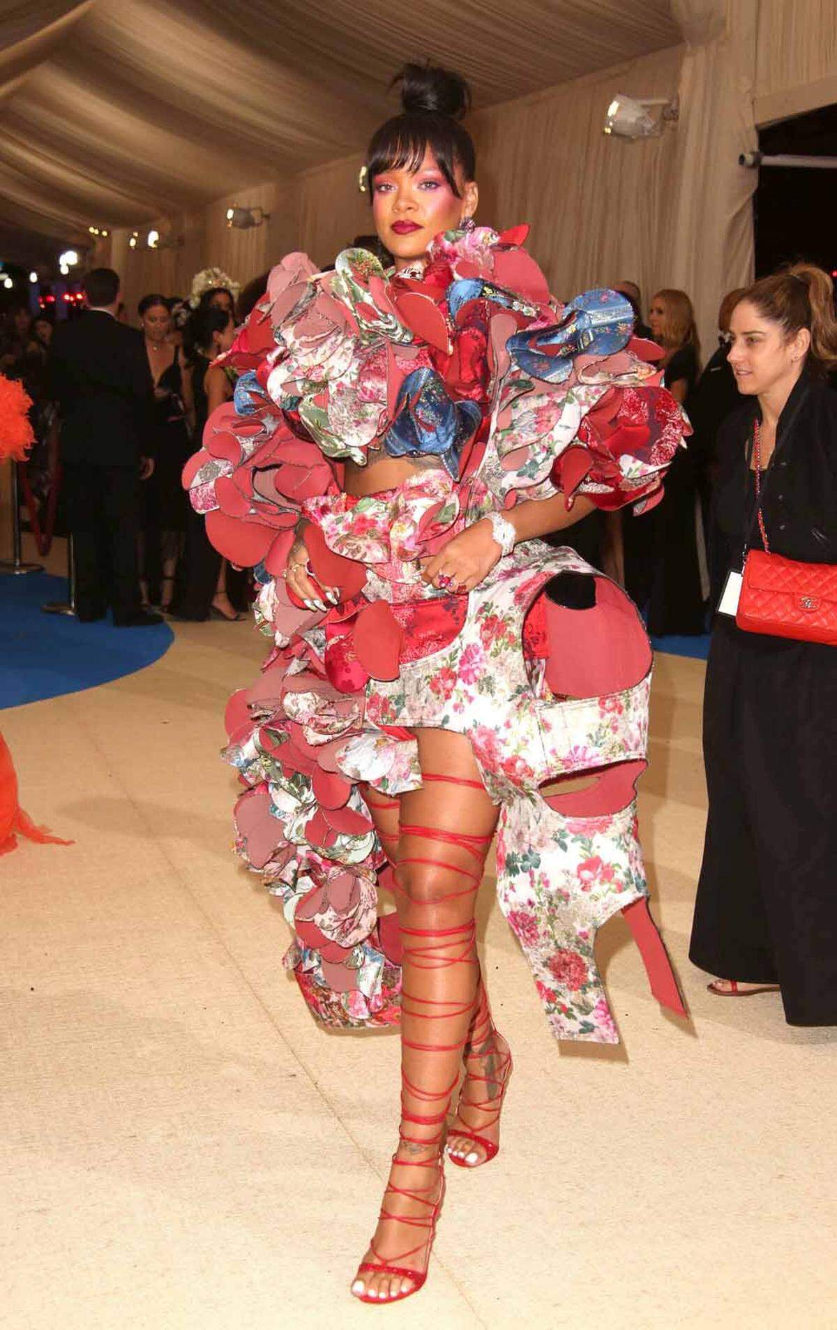 Ein Schmetterling auf einer Blumenwiese oder doch eine aufwendige Geschenkverpackung? Der Look von Rihanna brachte viele Assoziationen hervor.