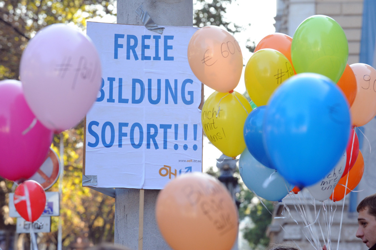 Die Regierung kann sich nicht rechtzeitig auf eine Neuregelung einigen. Jene Bestimmungen, die regeln, wann und in welcher Höhe Studiengebühren zu zahlen sind, fallen aus dem Gesetz.