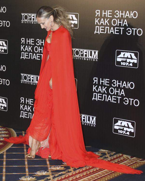 Sarah Jessica Parker wählte für einen Pressetermin das gleiche Kleid in Rot von Giambattista Valli. Die Farbe konnte jedoch nicht mit der Eleganz von Charlottes Kleid mithalten.