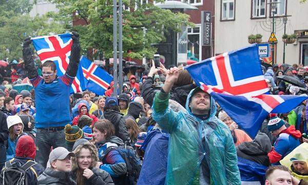 Die Daheimgebliebenen fieberten in der Hauptstadt Reykjavik fieberten Anhänger beim Public Viewing im strömenden Regen und bei acht Grad Celsius mit.