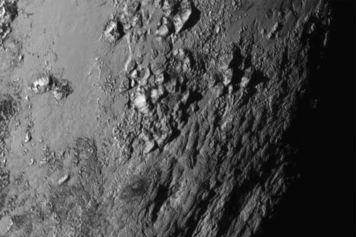 Die Berge sollen bis zu 3.500 Metter hoch sein. Die Bilder entanden etwa eineinhalb Stunden bevor "New Horizons" dem Pluto am nächsten kam.