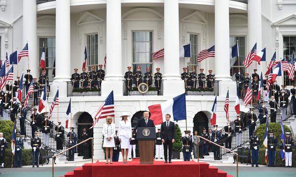 Unter grauem Himmel ließ Trump am Dienstag für Macron eine farbenprächtige Zeremonie ausrichten.