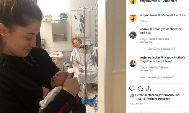 Das Foto postete Amy Schumer aus dem Krankenhaus eine Woche nach der Geburt ihres Sohnes mit der Zeile: "Milf alert 1 o'clock" 