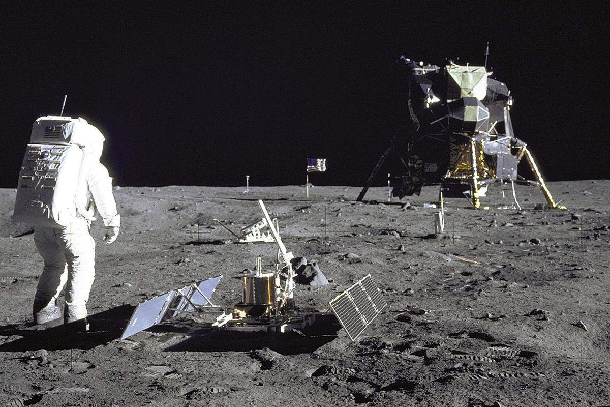 Aufnahmen der ersten Mondlandung zeigen die Ausdehnung der Flachländer auf der erdzugewandten Seite des Mondes. Bis zum Horizont ist keine größere Erhebung zu erkennen. Apollo 11 landete am 21. Juli 1969 im Flachland "Mare Tranquillitatis". Buzz Aldrin (im Bild) war der zweite Mensch am Mond, Neil Armstrong bekanntlich der erste.