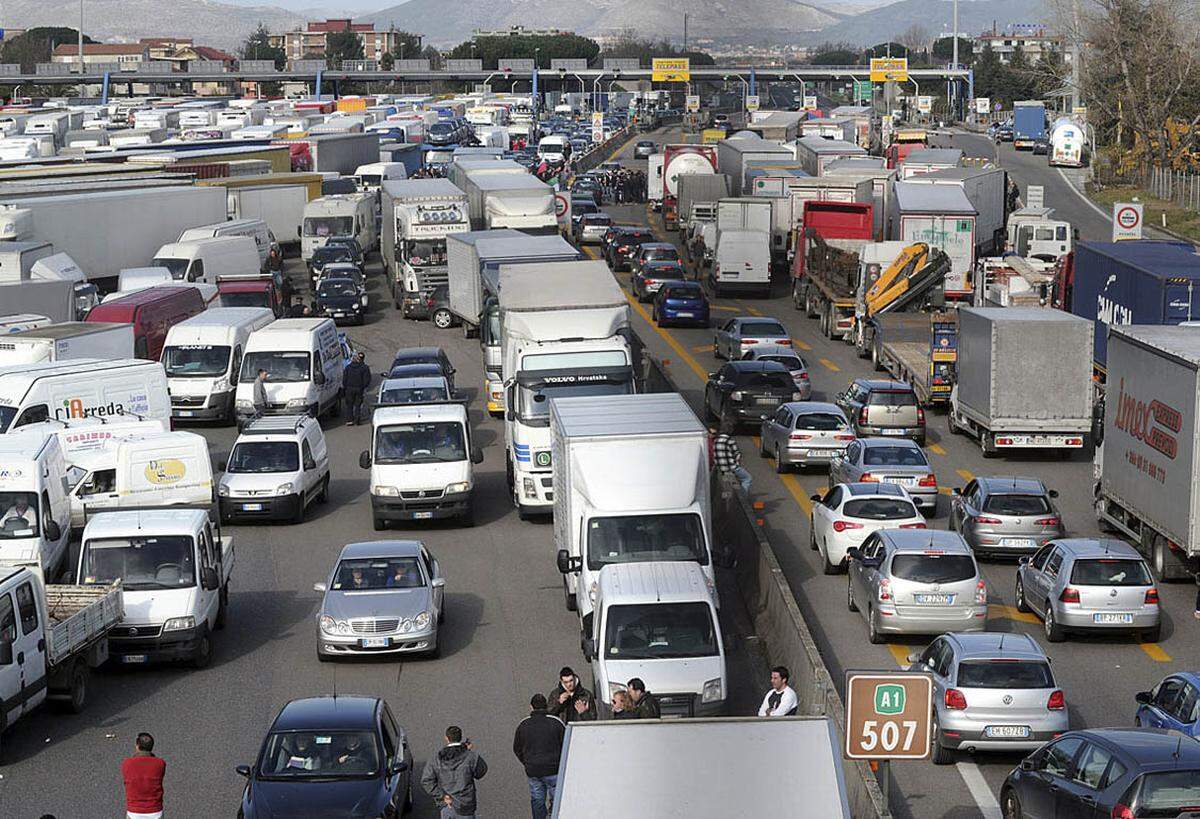 Italien erlebt schwierige Tage. Ein 24-stündiger Streik im öffentlichen Verkehr sorgt für Chaos. Der Arbeitsausstand betrifft den Bahn-, Flug-, und Nahverkehr. Die italienischen Eisenbahner legten ebenfalls die Arbeit nieder. Problematisch könnte dieser Umstand für Reisende von und nach Italien werden, mehrere internationale Verbindungen könnten ausfallen.