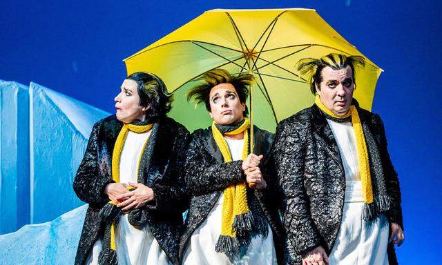 Zauberhaft und intelligent: „An der Arche um acht“ von Ulrich Hub. Drei Pinguine (Frank Engelhardt, Alessa Kordeck, Stefan Rosenthal) erleben die Sintflut – im Renaissancetheater.