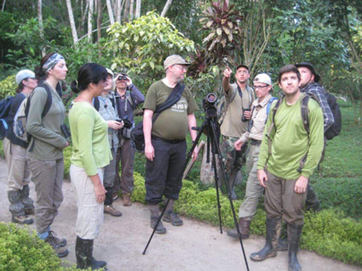 Die Freiwilligen aus allen Ländern, die für den alternativen Reiseveranstalter „Biosphere Expeditions“ hier im Regenwald arbeiten – 2-wöchig – werden auf der Lodge, die keine Elektrizität hat, eingewiesen und mit ihrer Arbeit vertraut gemacht.