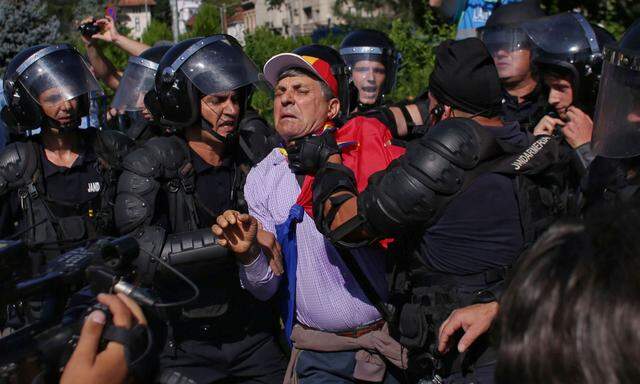 In Bukarest setzt sich die Polizei brutal gegen Demonstranten durch. 