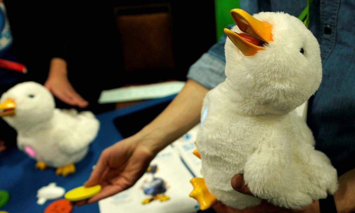 My Special Aflac Duck ist speziell auf Kinder mit Krebserkrankungen ausgerichtet. Der kleine Roboter, der sich in der Ente versteckt, ist darauf programmiert, das Kind zu trösten. Die kleine Ente wurde gemeinsam mit dem Aflac Krebszentrum entwickelt und soll kostenlos in Krankenhäuser an Kinder verteilt werden. Das Unternehmen arbeitet derzeit auch an Begleit-Tieren für Essensallergien und Asthma.