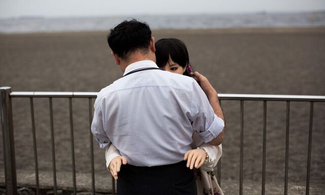 Liebe aus Gummi. Ein Mann umarmt in Tokio seine Sexpuppe Mayu. Bis zu 2000 solcher Puppen zum Preis von 6000 Dollar werden jährlich in Japan verkauft.