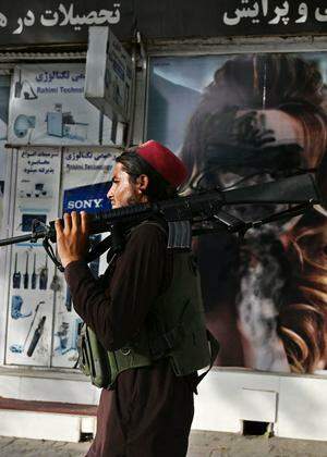 „Unsittliche“ Darstellungen von Frauen, darunter gewöhnliche Werbesujets, wurden vielfach von Geschäftsinhabern wie hier in Kabul kurz vor der Ankunft der Taliban beseitigt oder zumindest übermalt.