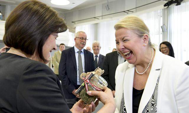 Das Verhältnis zwischen Sozialministerin Beate Hartinger-Klein (rechts) und Arbeiterkammer-Präsidentin Renate Anderl ist nicht mehr ganz so harmonisch wie bei der Wahl der AK-Präsidentin.