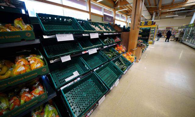 In Großbritannien leeren sich in den Supermärkten die Fächer für Gemüse und Obst. Die Krise dürfte noch mehrere Wochen anhalten. 