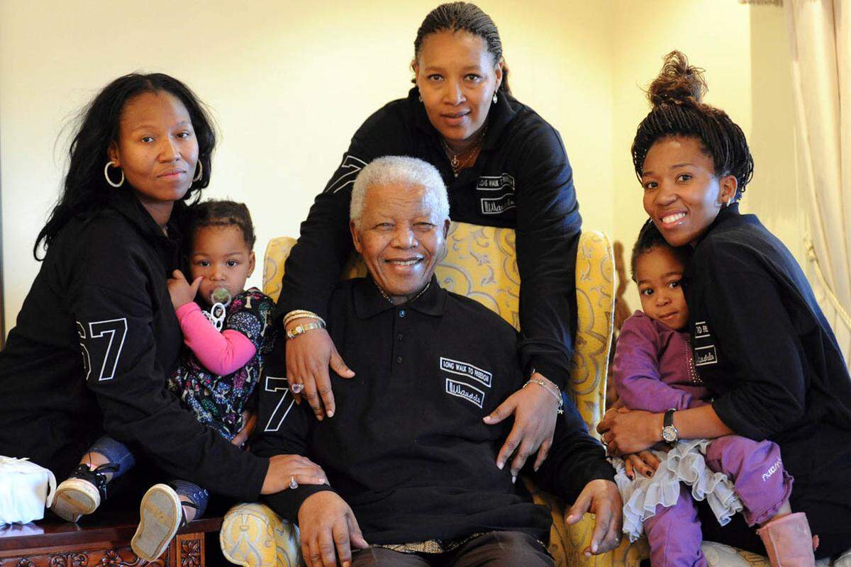 Nelson Mandela - auch genannt "Madina" (übersetzt: der Papa) ist am 5. Dezember gestorben. Er war die Einheitsfigur für das neue Südafrika Ein Streifzug durch sein außergewöhnliches Leben. 