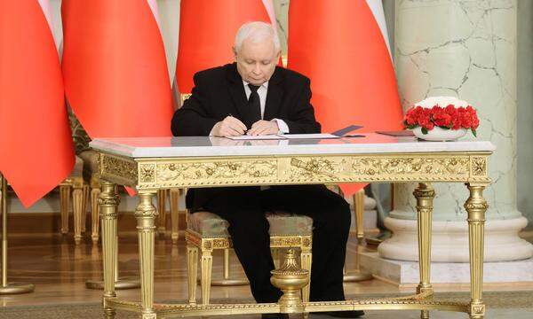 Jarosław Kaczyński bei der Unterzeichnung der Urkunde zu seiner erneuten Ernennung zum Vizepremier.