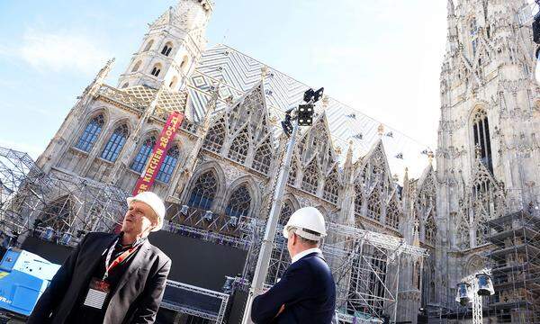 Gery Keszler beim Aufbau der Bühne für die Austria for Life-Show vor dem Wiener Stephansdom. 