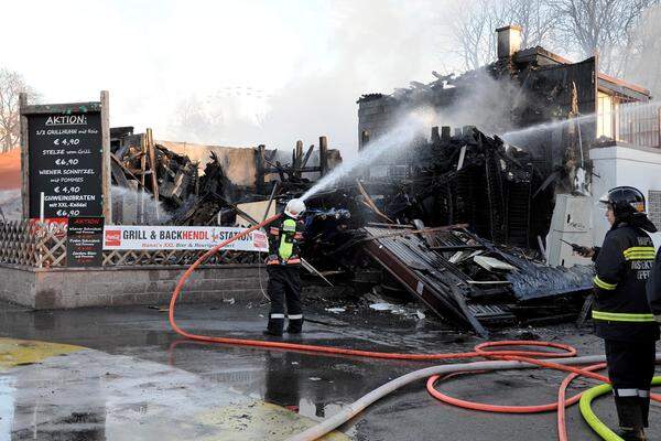 Nach dem Beenden der Löscharbeiten wird die Feuerwehr nachmittags das betroffene Gelände kontrollieren.