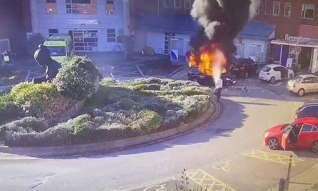Bilder einer Überwachungskamera vor der Klinik zeigen das brennende Taxi am Sonntag.
