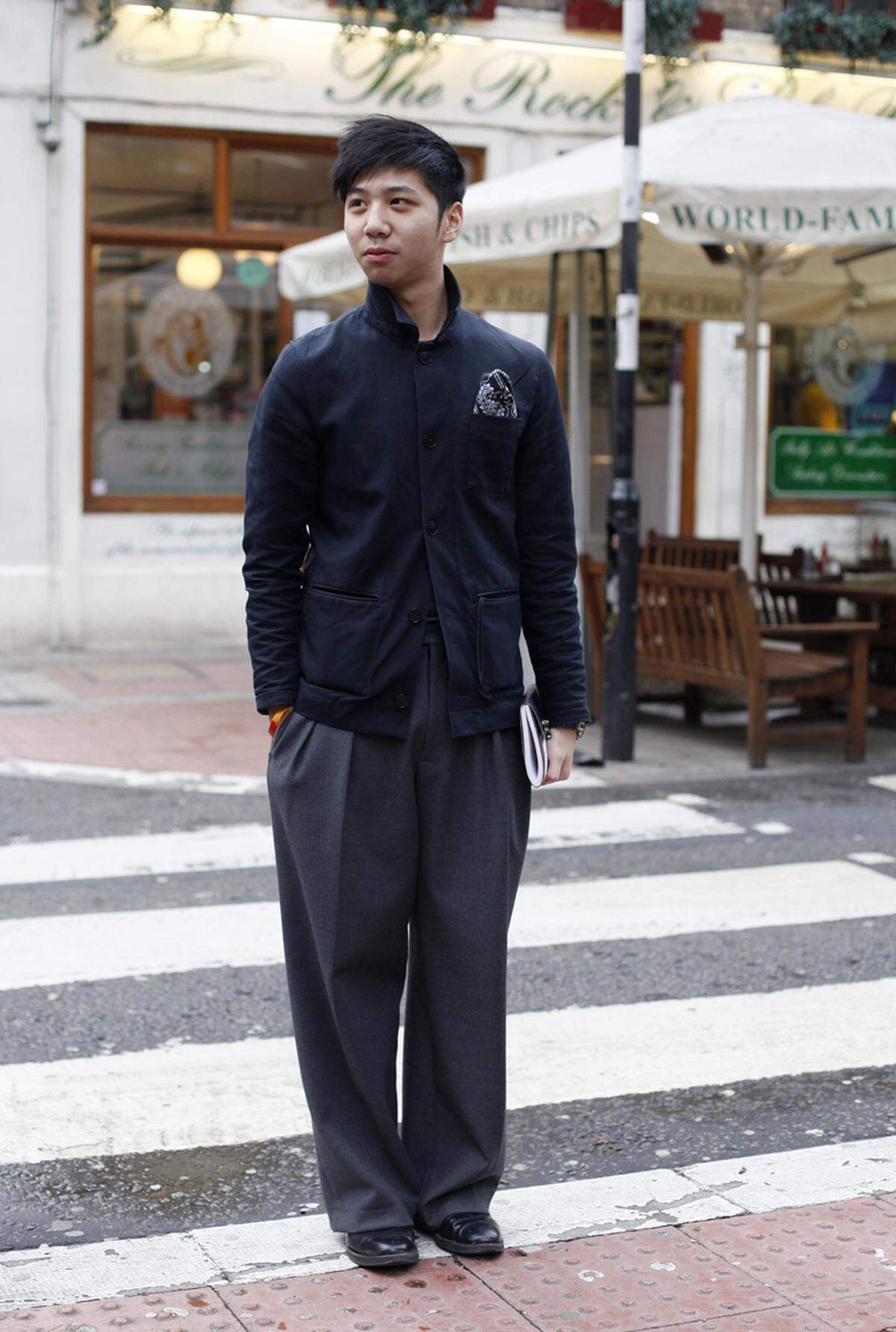 Modeblogger und Redakteur Harry Wong setzt auf eine weite Stoffhosen zur Jacke mit Einstecktuch.