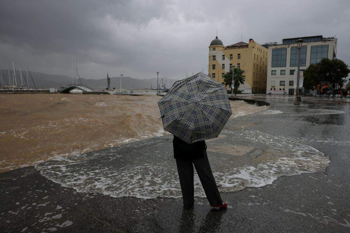 6. September. Keine Entwarnung bei den Unwettern in Griechenland. Im Bild die Lage in der Hafenstadt Volos.

