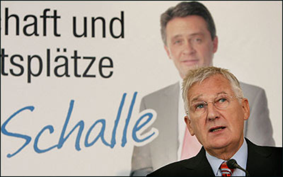"Sie schreien permanent und glauben, dauernd neue Forderungen zu stellen. Es ist eigentlich mühsam."Die neue BZÖ-Hoffnung Veit Schalle über die Kärntner Slowenen.