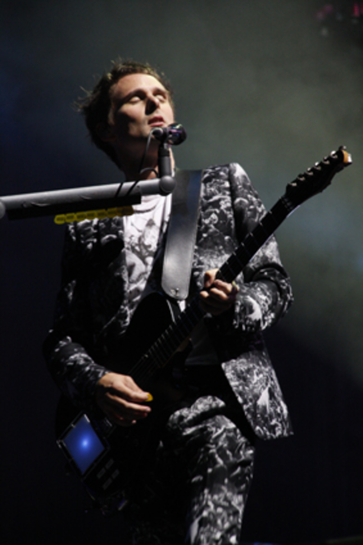 Auf Spaß liegt der Fokus jener heiß erwarteten Hauptband keinesfalls: Muse, das ist Melancholie, Wut und ein ordentlicher Schuss Pathos. Schwarz-weiß-Bilder flimmern zu Beginn auf den Bienenwaben-förmigen Screens, ab und zu flimmert eine Textzeile durch. Das vordere Drittel der Fanzone braucht diese Hilfestellung freilich nicht: Dort kennt man jeden Beistrich in den Liedtexten.