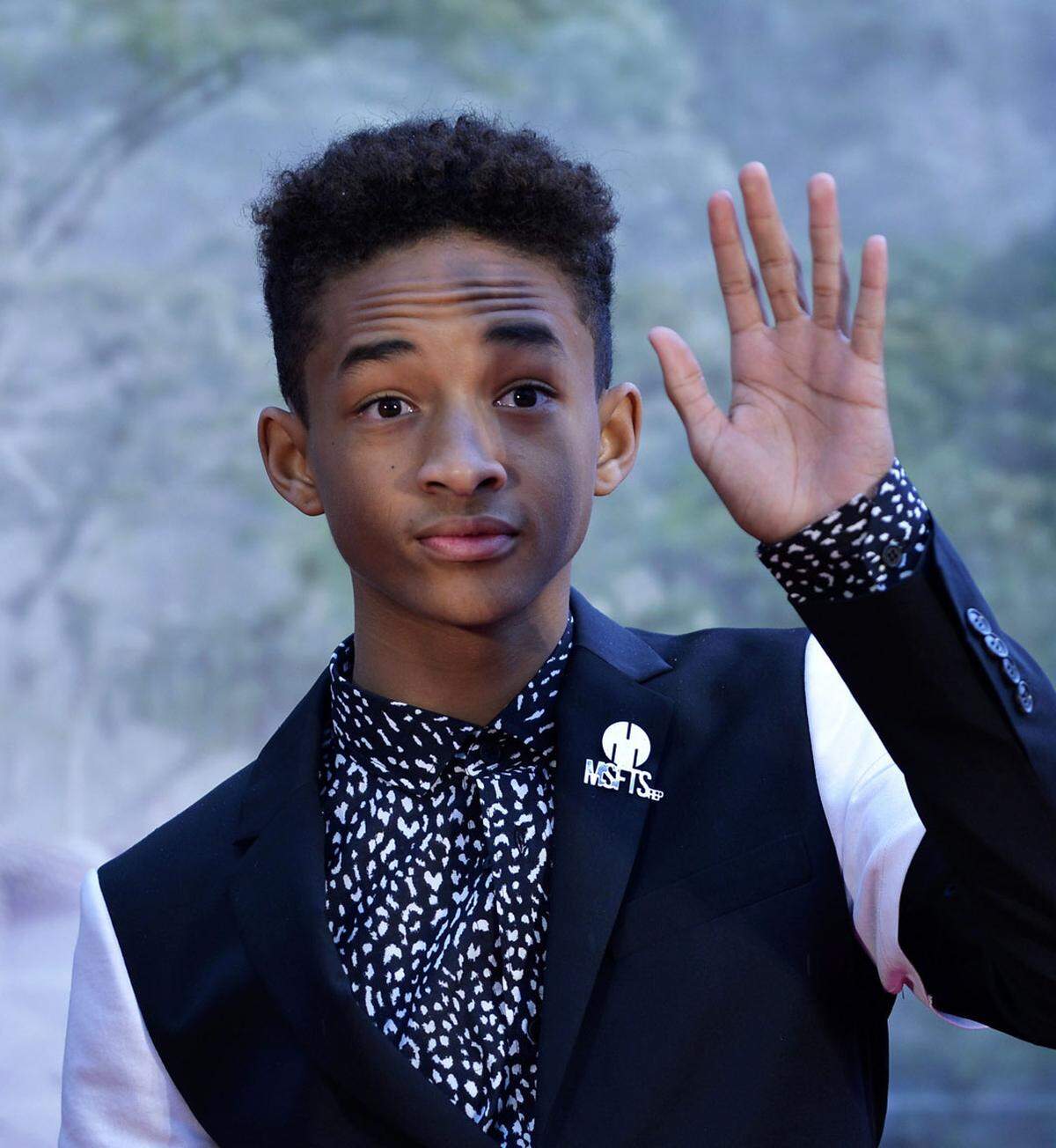 Als Sohn von Will Smith ist der 16-Jährige schon seit jeher berühmt. Als Schauspieler trat er zwar in die Fußstapfen seines Vaters, sein Einflussbereich liegt nach "Times" aber anderswo. Auf Twitter hat der Teenager fünf Millionen Follower durch seine absurden und manchmal aufschlussreichen Posts.