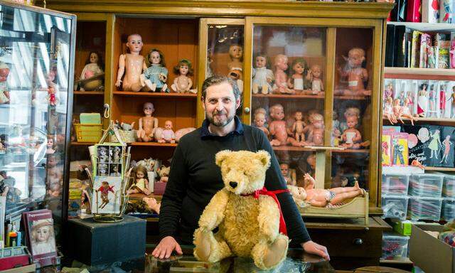 Manfred Reichel umgeben von seinen antiken Puppen. Stoffbären mochte er früher hingegen nicht. Jetzt ist er Meister darin, sie zu reparieren. 